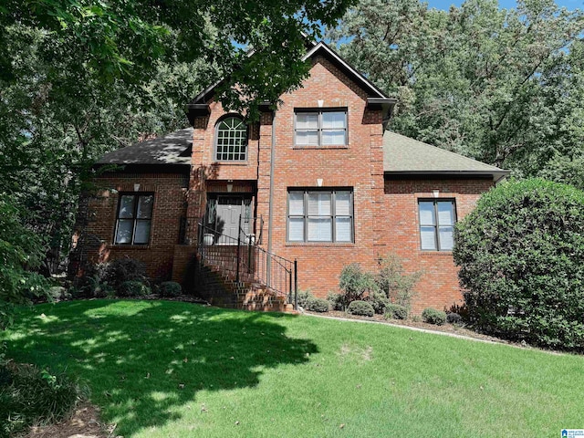 view of front property featuring a front lawn