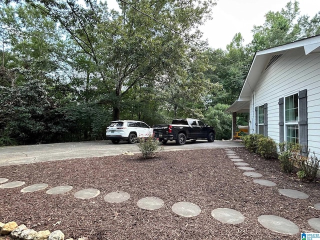 view of yard featuring driveway