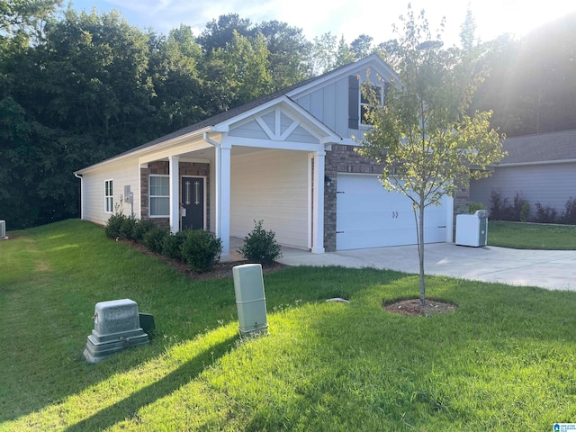 view of front of property featuring a front lawn