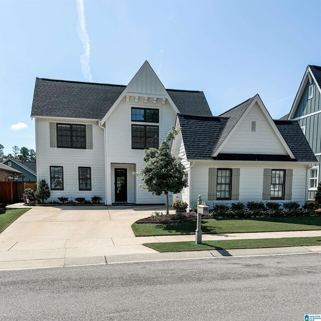 view of front of property featuring a front yard