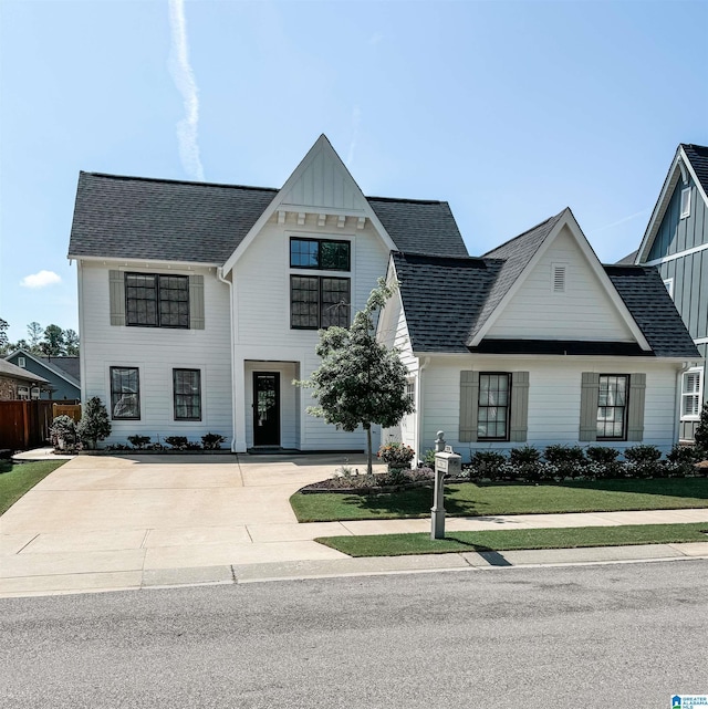 view of front of home featuring a front yard