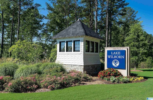 community / neighborhood sign with a yard