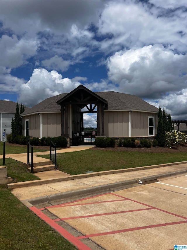 view of front of house with a front yard