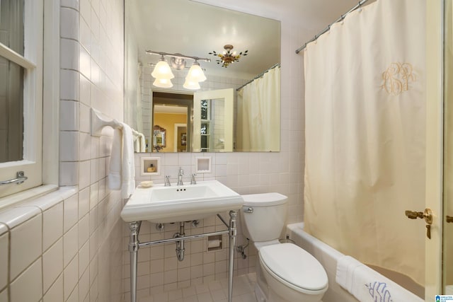 full bathroom with backsplash, tile walls, toilet, and shower / tub combo with curtain