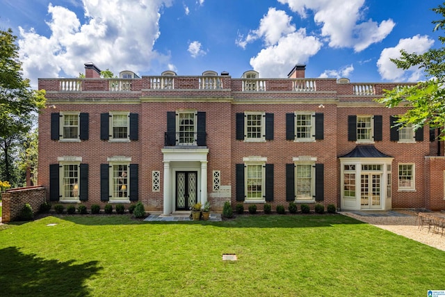 view of front facade with a front lawn