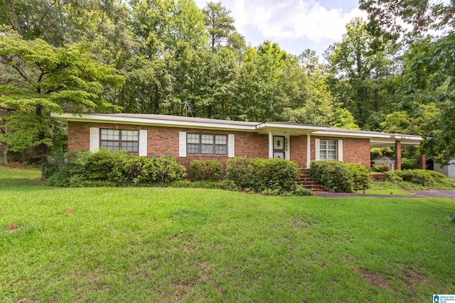 ranch-style home featuring a front lawn