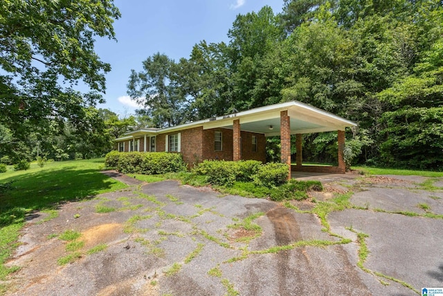 exterior space featuring a lawn