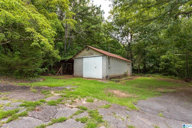 view of outbuilding featuring a lawn