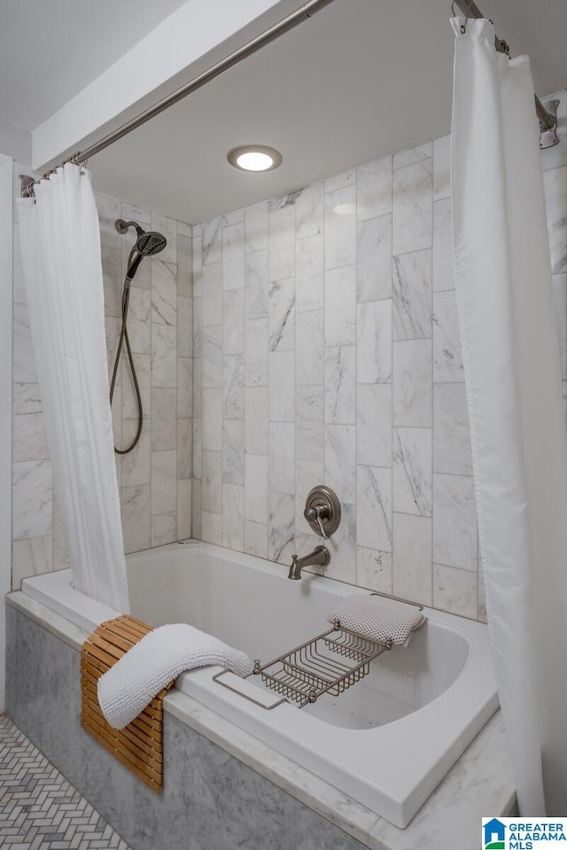 bathroom with shower / bath combo