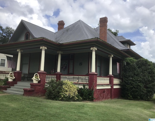 view of front of property with a front lawn and covered porch