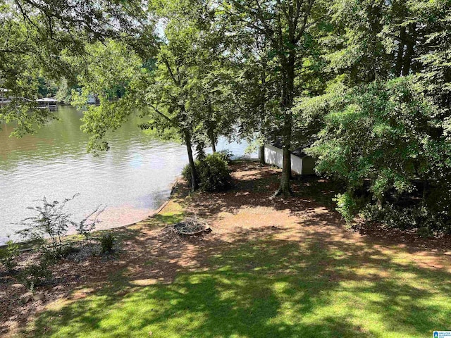 view of yard featuring a water view