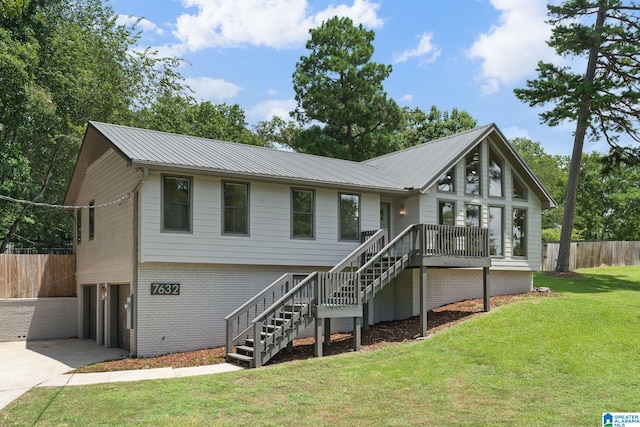 view of front of home featuring a front yard