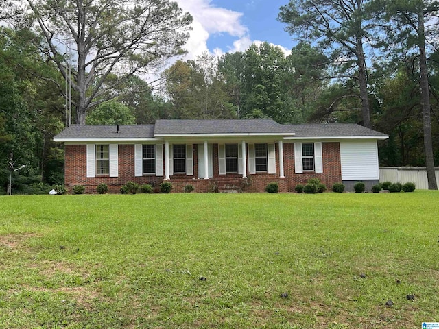 ranch-style house featuring a front yard