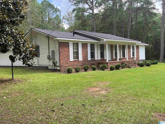 ranch-style house featuring a front lawn