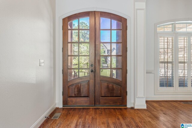 spare room with crown molding, hardwood / wood-style floors, and a notable chandelier