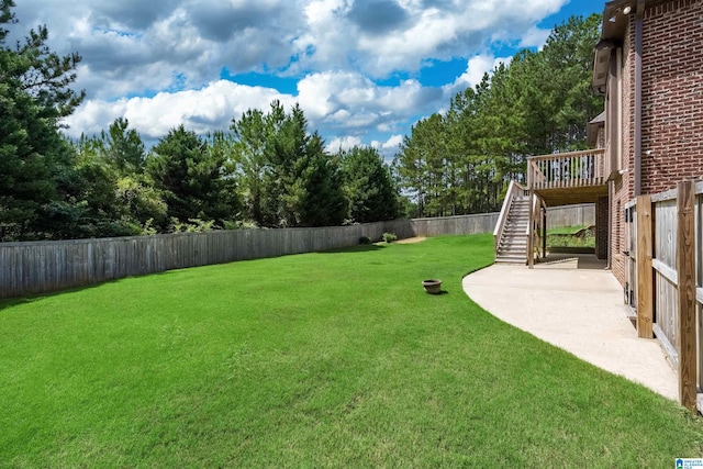 view of yard featuring a patio area