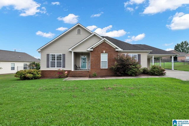 view of front of property featuring a front yard