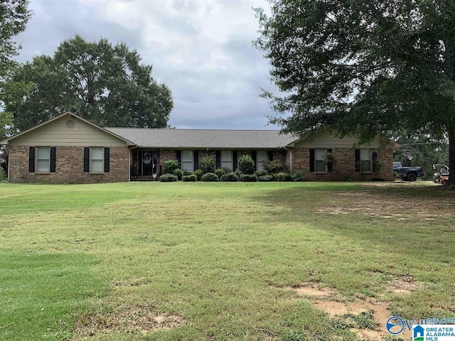 single story home with a front lawn