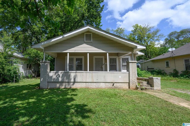 view of front of property featuring a front lawn