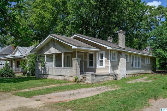 view of front of house featuring covered porch and a front yard