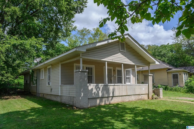 view of front of property featuring a front lawn and covered porch