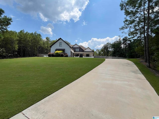 view of front facade featuring a front yard