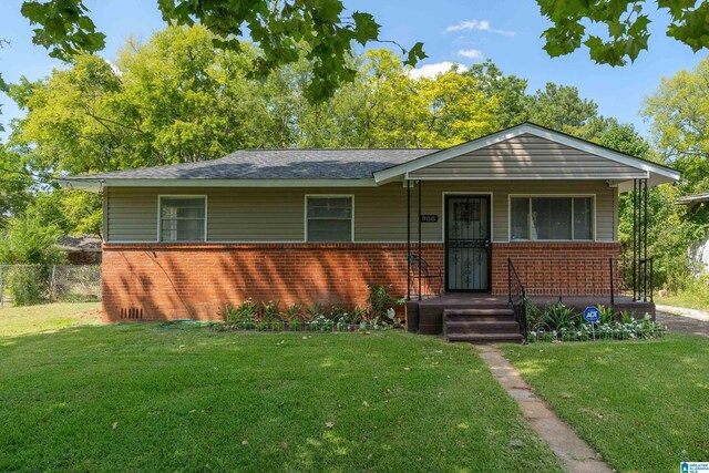 ranch-style home featuring a front lawn