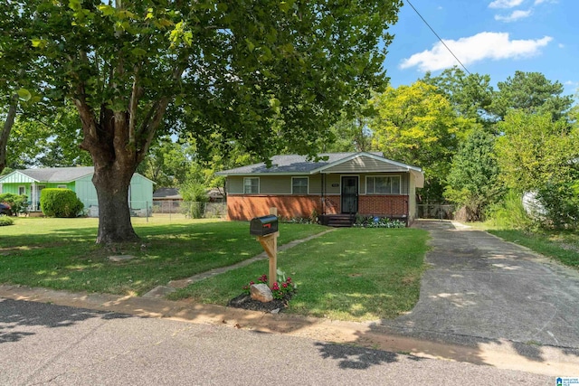 view of front of property featuring a front lawn