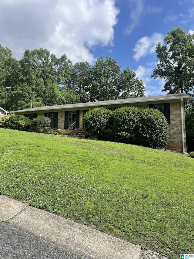 single story home with a front lawn