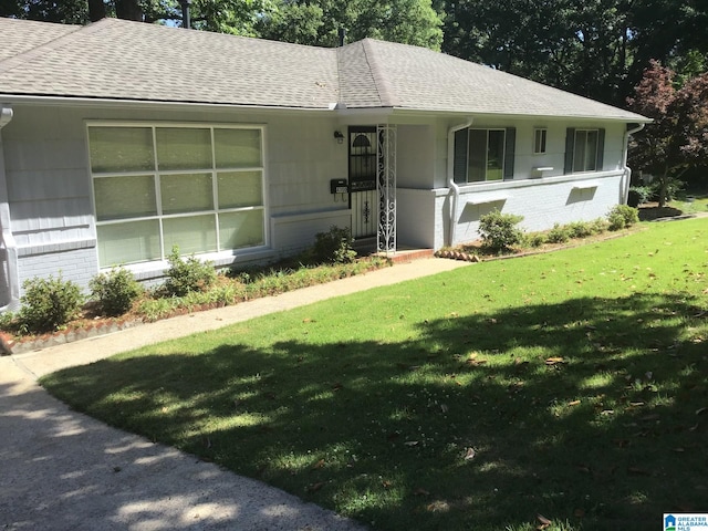 ranch-style house featuring a front lawn