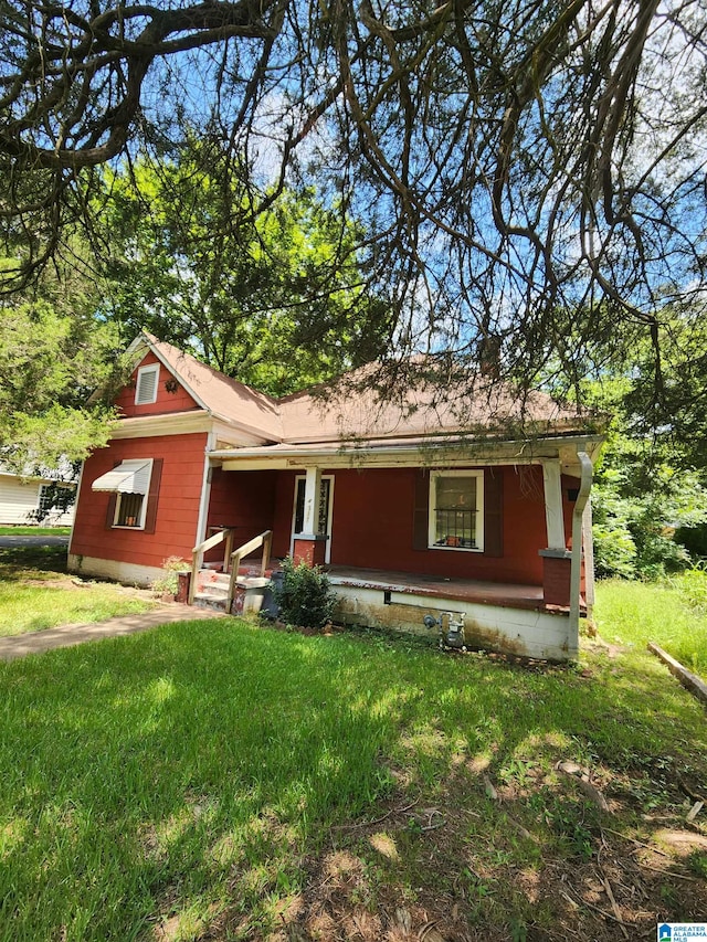 view of front of property with a front lawn