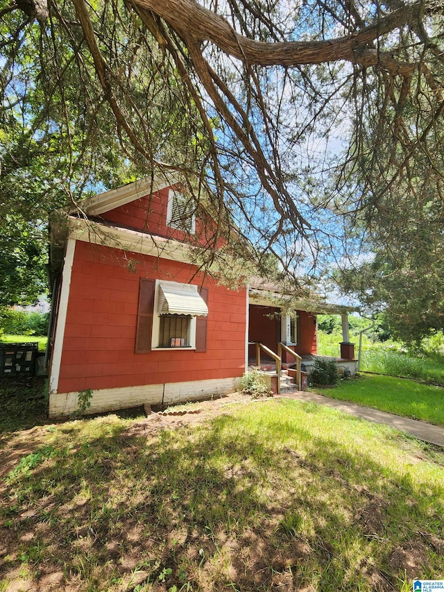 view of front of house featuring a front lawn