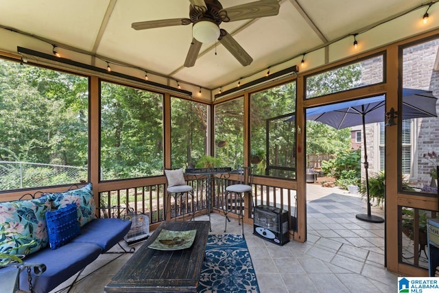 sunroom with ceiling fan