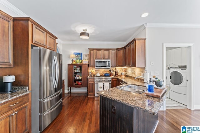 kitchen with stainless steel appliances, decorative backsplash, sink, kitchen peninsula, and dark wood-type flooring