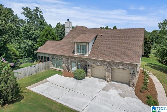 view of front facade featuring a garage and a front yard