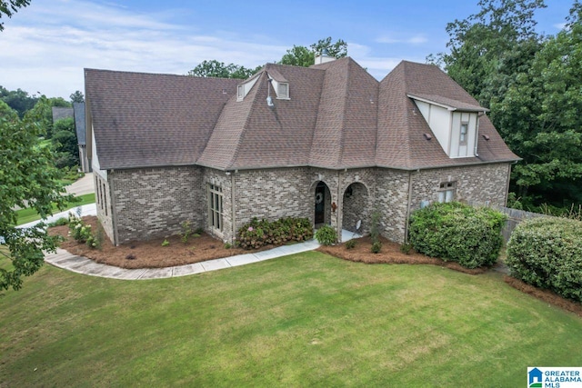 view of front of home featuring a front yard