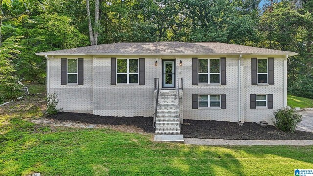 view of front of home featuring a front yard