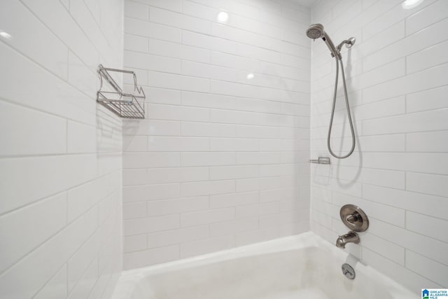 bathroom featuring tiled shower / bath combo