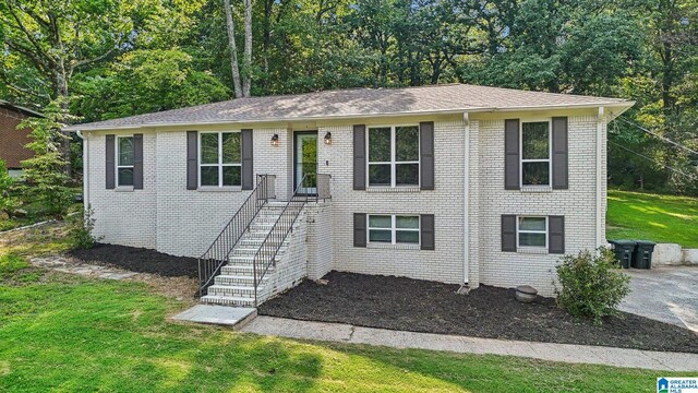 view of front of property featuring a front lawn