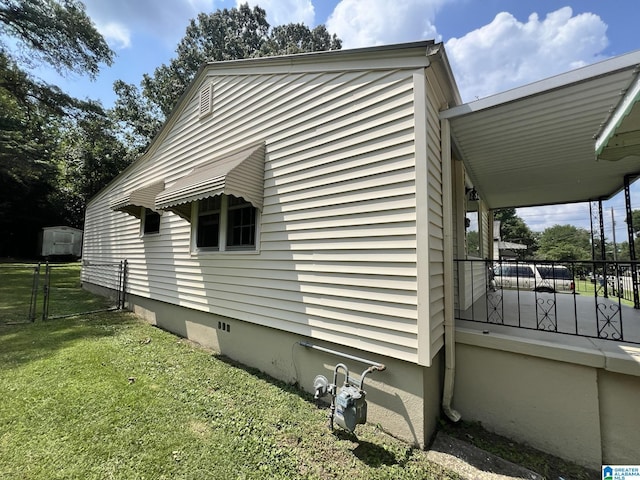 view of side of property featuring a lawn