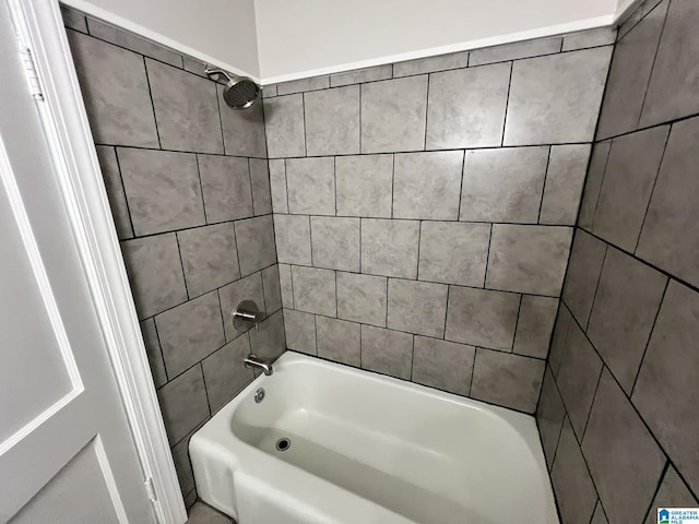 bathroom featuring tiled shower / bath combo