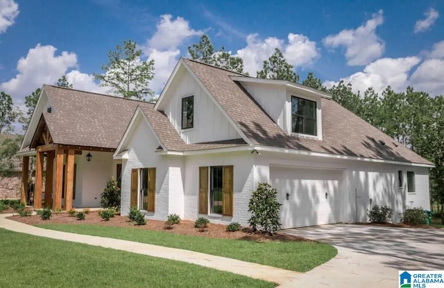 view of front facade with a garage and a front yard