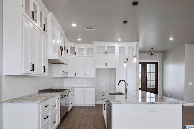 kitchen with sink, appliances with stainless steel finishes, dark hardwood / wood-style floors, and hanging light fixtures