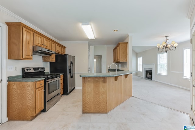 kitchen featuring a chandelier, light tile patterned floors, kitchen peninsula, stainless steel appliances, and a kitchen breakfast bar