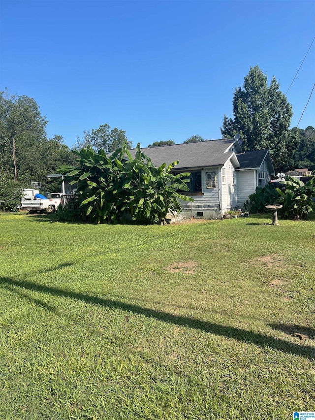 view of front of property featuring a front yard