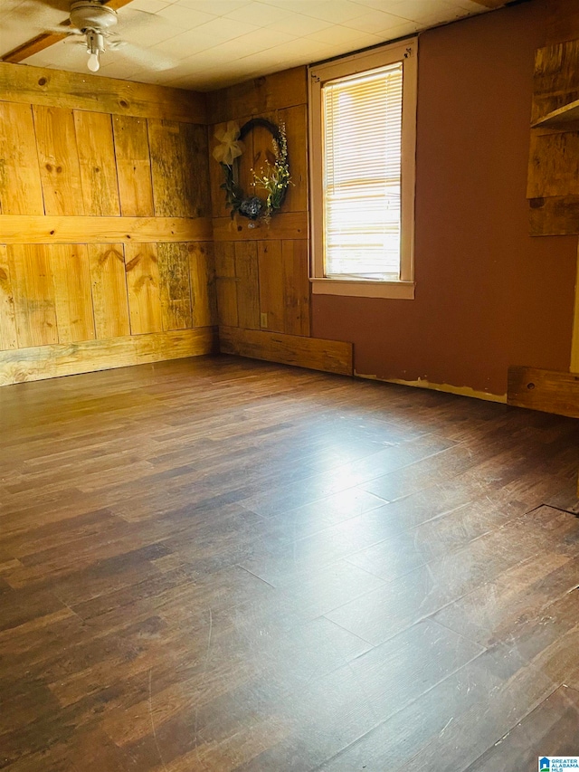 empty room featuring ceiling fan and dark wood-type flooring