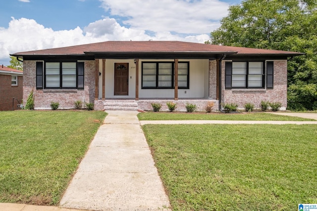 view of front facade with a front lawn and covered porch