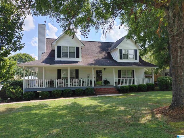 farmhouse-style home featuring a front lawn and a porch