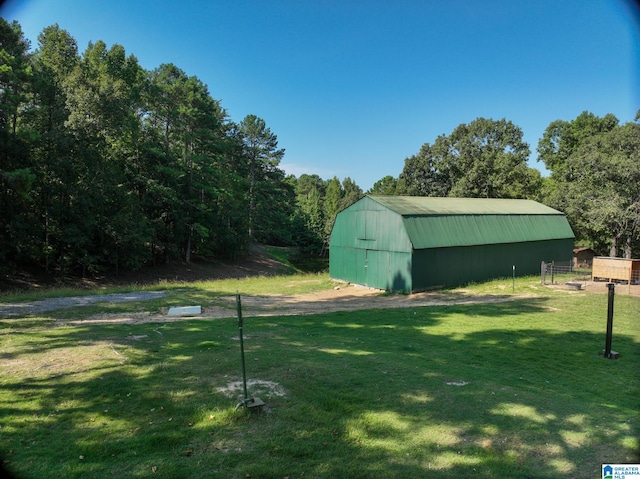 view of yard with an outdoor structure