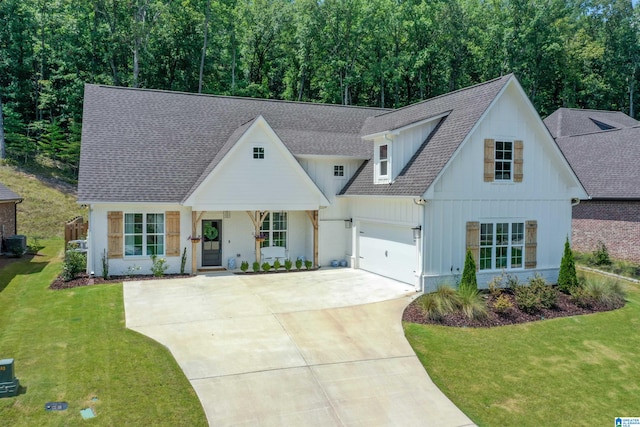 view of front facade featuring a front lawn and a garage